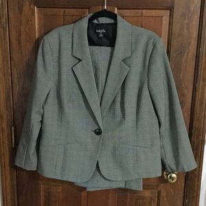 Grey plaid pant suit. EUC